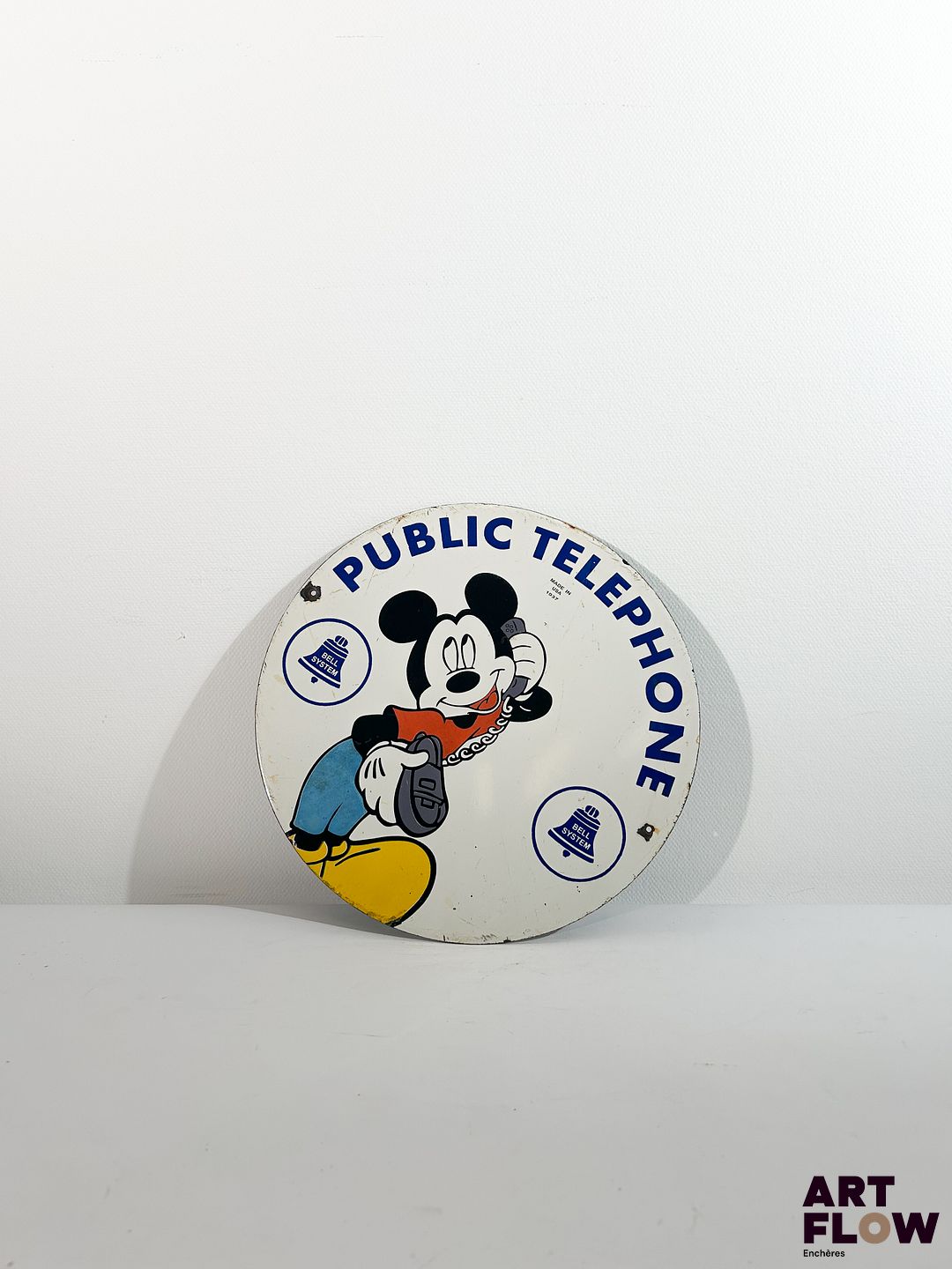 Plaque émaillée ronde Public Téléphone - Disney Diamètre : 30 cm Petits éclats et traces de rouille