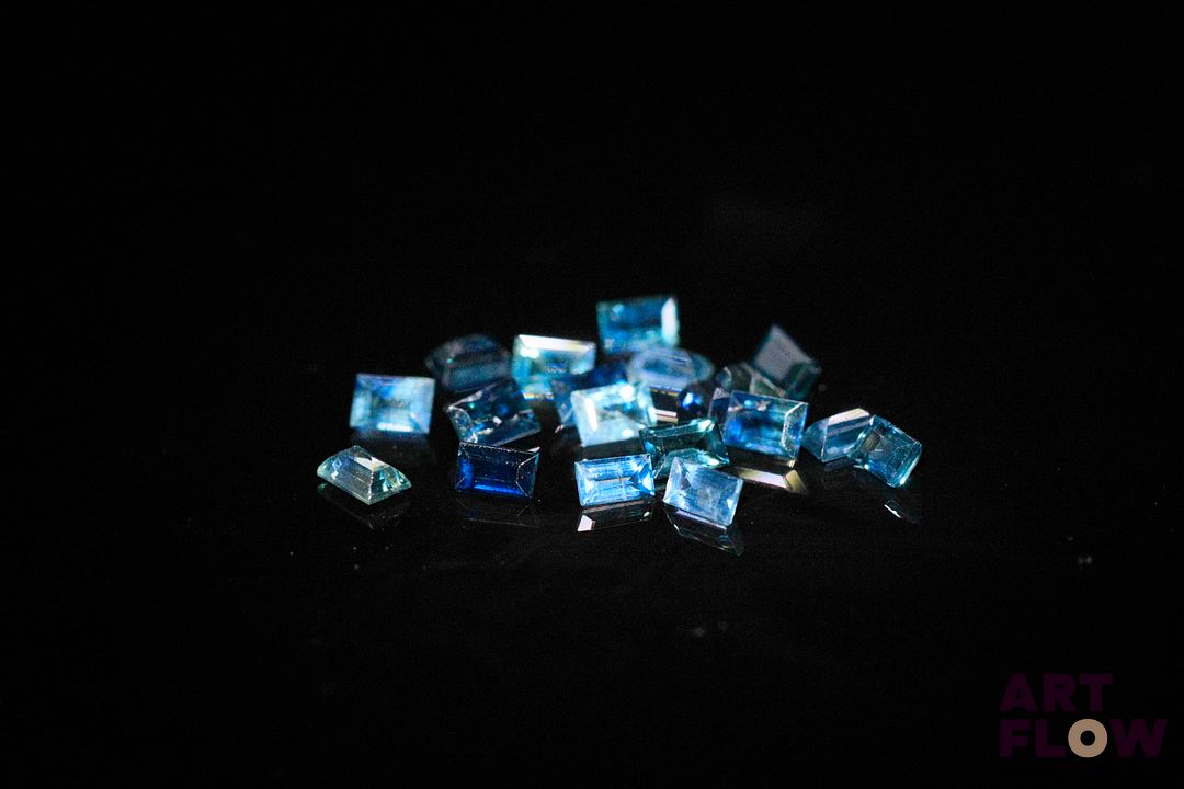 Dix-neuf saphirs rectangulaires à pans vifs. 2.45 cts. Dims. moy.: 3.5mm x 2.5mm