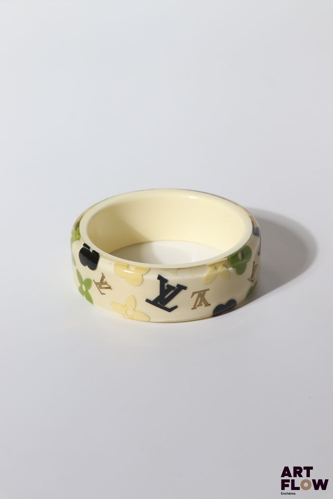 LOUIS VUITTON Bracelet "Inclusions" en résine a fond crème et motifs multicolores. Diamètre intérieur : 6,5 cm H. : 2,5 cm