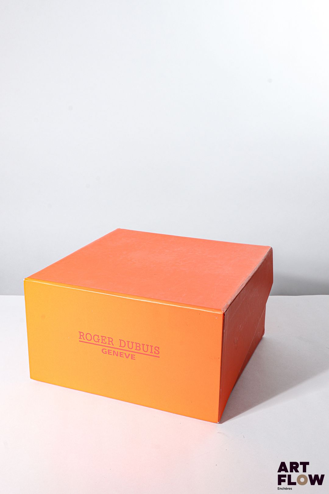 ROGER DUBUIS Boîte et sur boîte. Dimensions : 18 x 18 x 10 cm