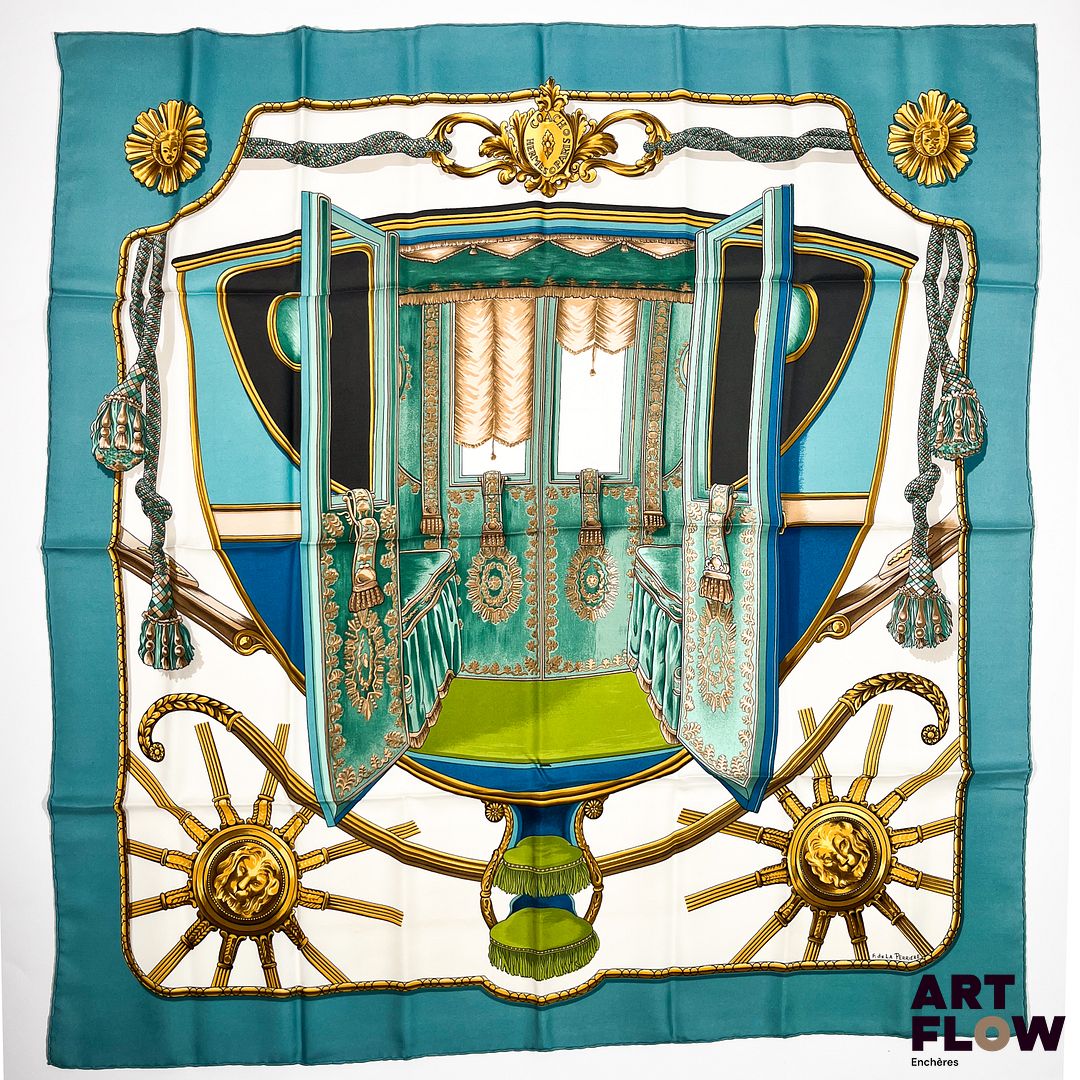 HERMÈS Paris Modèle Coach dessiné Carré en twill de soie dessiné par Françoise DE LA PERRIERE. 90 x 90 cm Dans ses plis d'origine. Infime accroc.