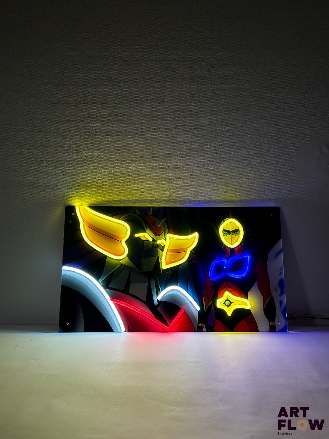 Enseigne néon sur plexiglass Goldorak représentant Actarus et Alcor Dimensions : 34 x 60 cm Fonctionnelle