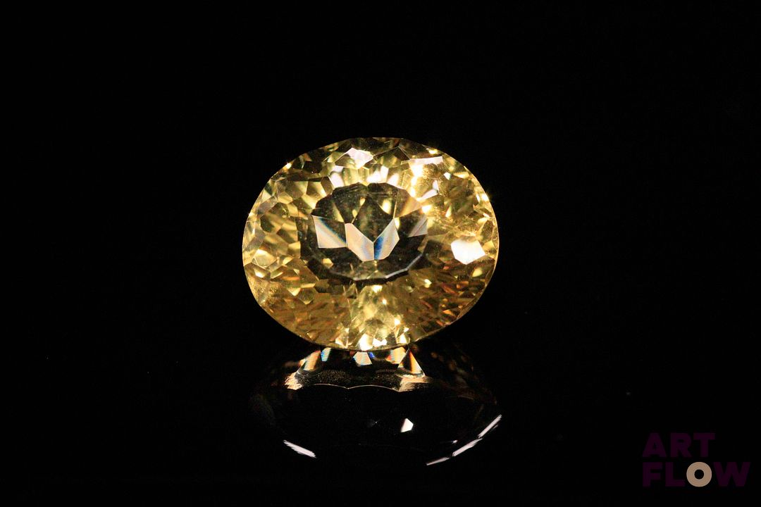 Quartz «Lemon» ovale. Probablement Brésil, non chauffé. 12.65 cts. 16.0mm x 14.0mm