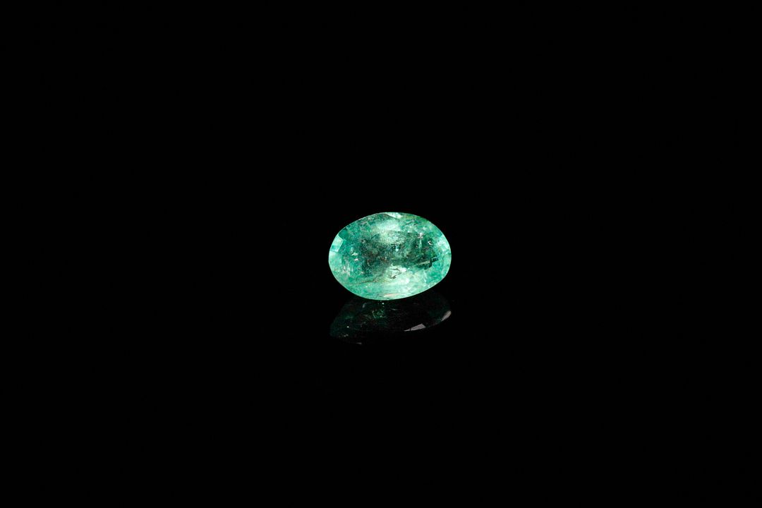 Émeraude ovale. Probablement Brésil, belle couleur, jardins. 0.72 ct. 7.0mm x 5.0mm