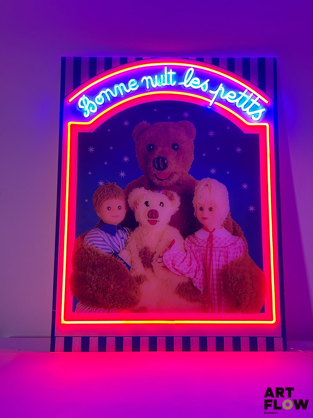 Enseigne lumineuse sur plexiglas Bonne Nuit les Petits Dimensions : 100 x 76 cm Fonctionnelle (fendue en bas à gauche)