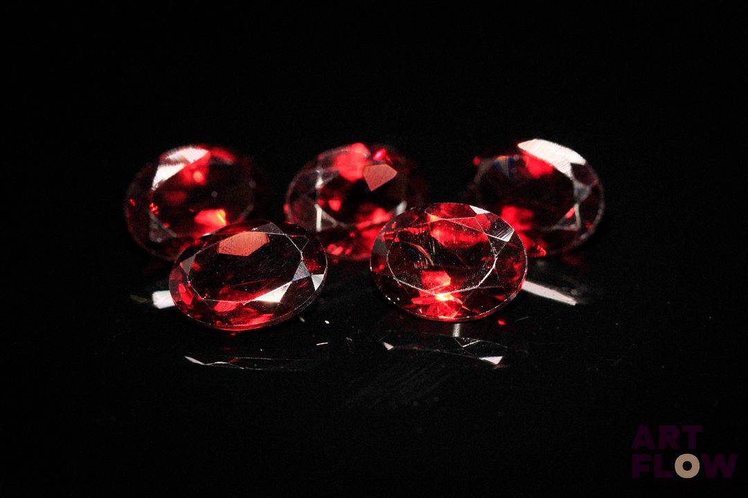 Cinq grenats ovales. Probablement Mozambique. 7.36 cts. Dims. moy.: 8.0mm x 6.0mm