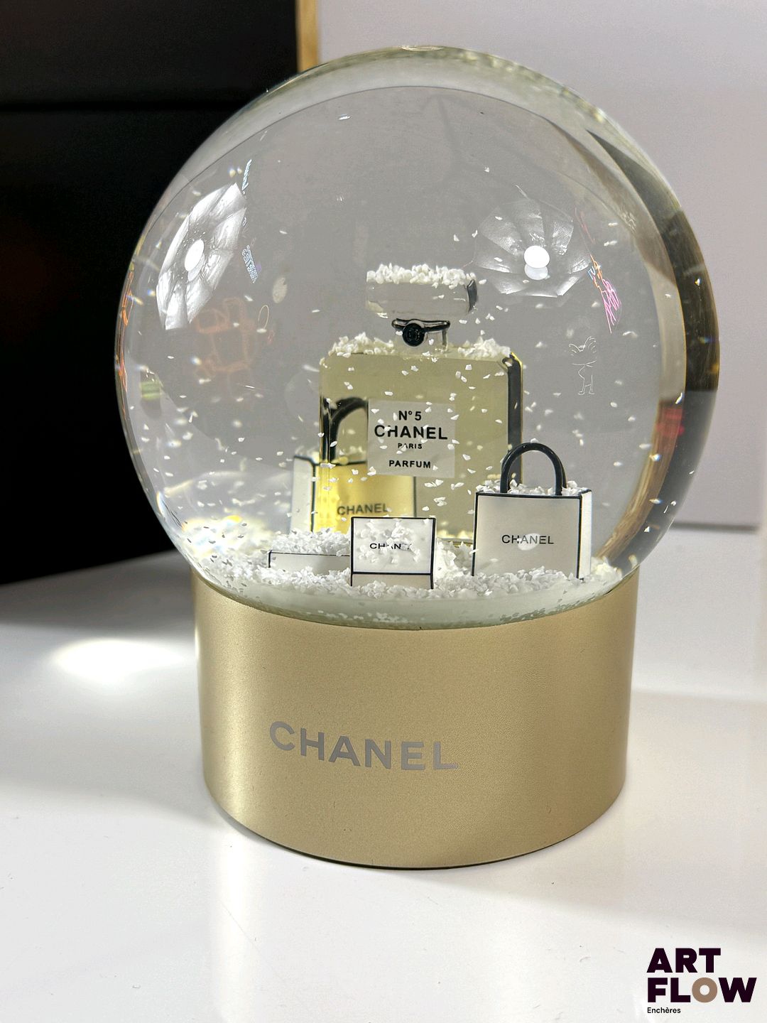 CHANEL Boule à neige Chanel numéro 5. Offert aux clients VIP de la marque Hauteur 12.5cm Etat parfait - Dans son coffret d'origine. - Expédition obligatoire.