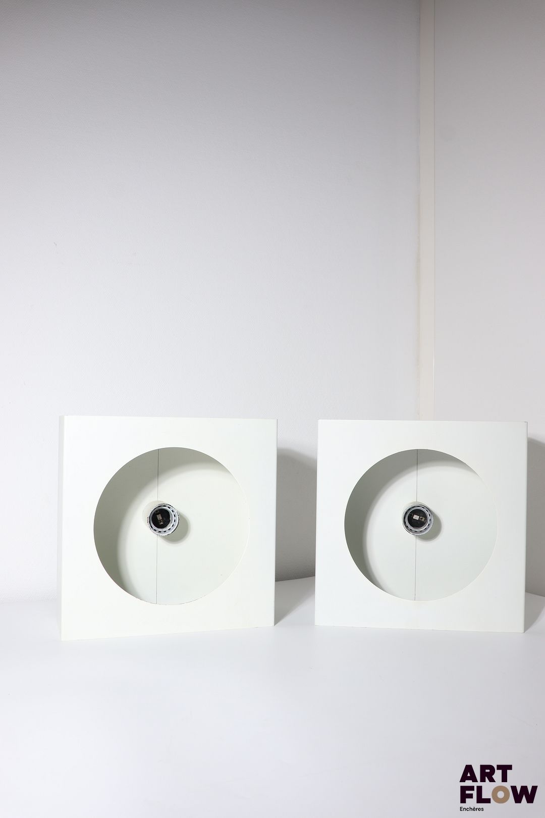 Pierre DISDEROT, attribué à Paire d'appliques carrées en métal laqué. 25 x 25 x 10,5 cm Relaquées en blanc. Quelques petites griffures et sauts de peinture.