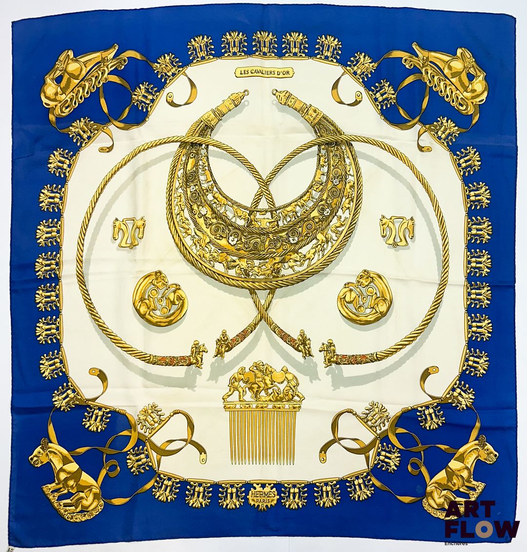 HERMÈS Modèle "Cavaliers d'Or" Carré en twill de soie d'après Vladimir RYBALTCHENKO 90 x 90 cm Usures, quelques taches