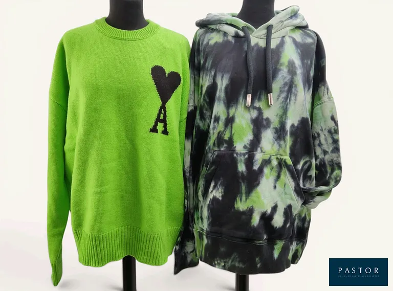 AMI. Lot composé d'un pull col rond en laine vierge vert néon, logo Ami de Coeur en intarsia noir sur la poitrine, T.M, et d'un sweat à capuche en coton tie and dye, T.M. NEUFS avec étiquettes - TVA Récupérable