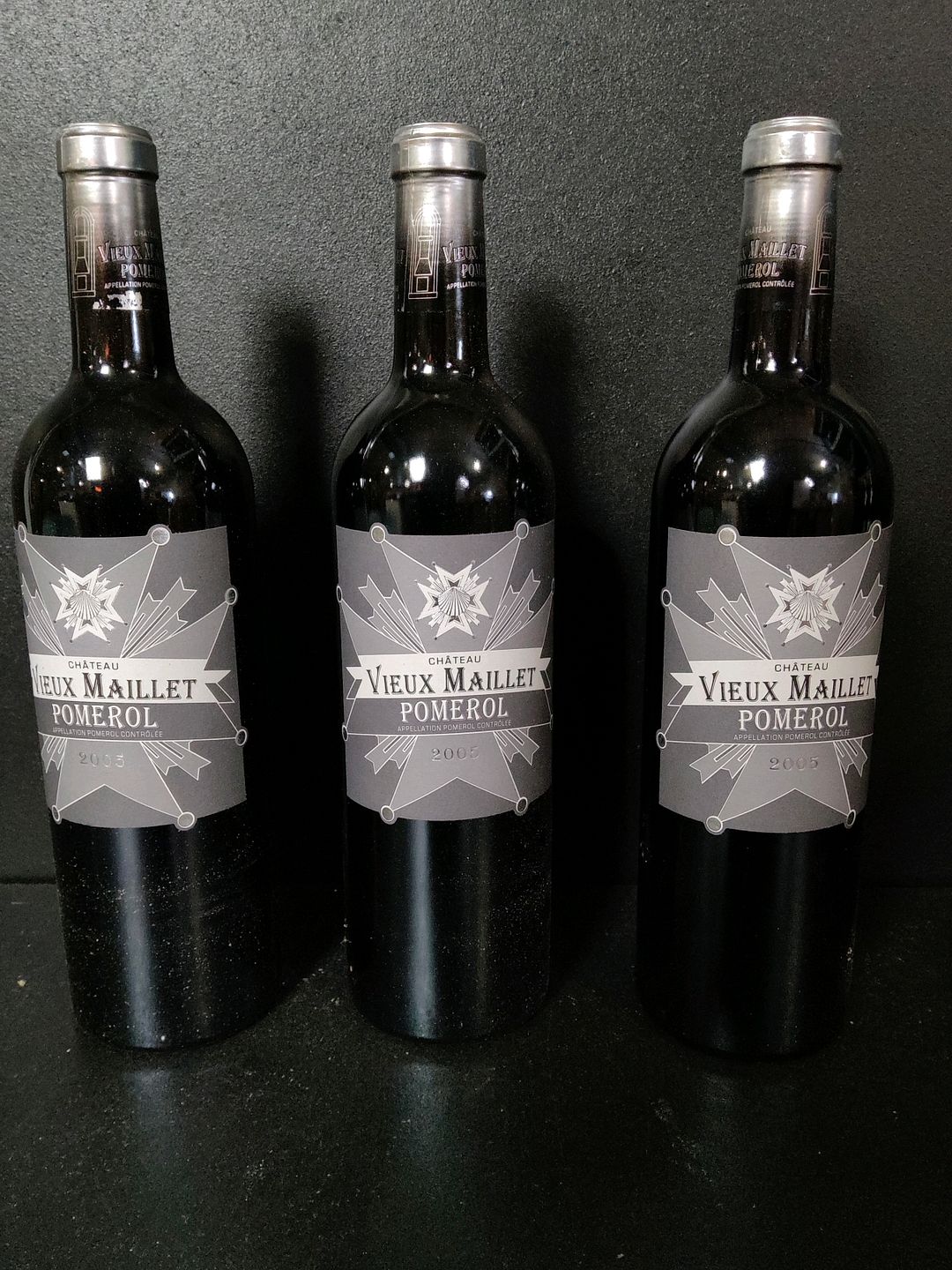 3 bouteilles de vin rouge du Château Vieux Maillet Pomerol 2005