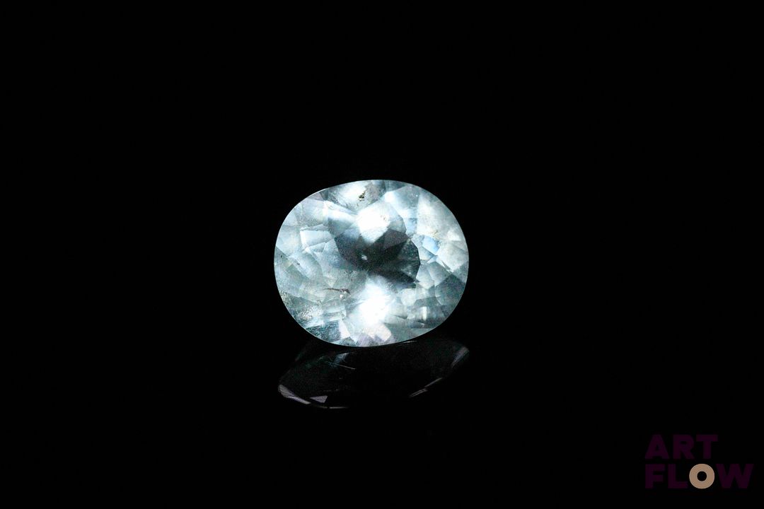 Aigue-marine pâle ovale. Probablement Brésil, non chauffée. 2.18 cts. 9.8mm x 8.3mm