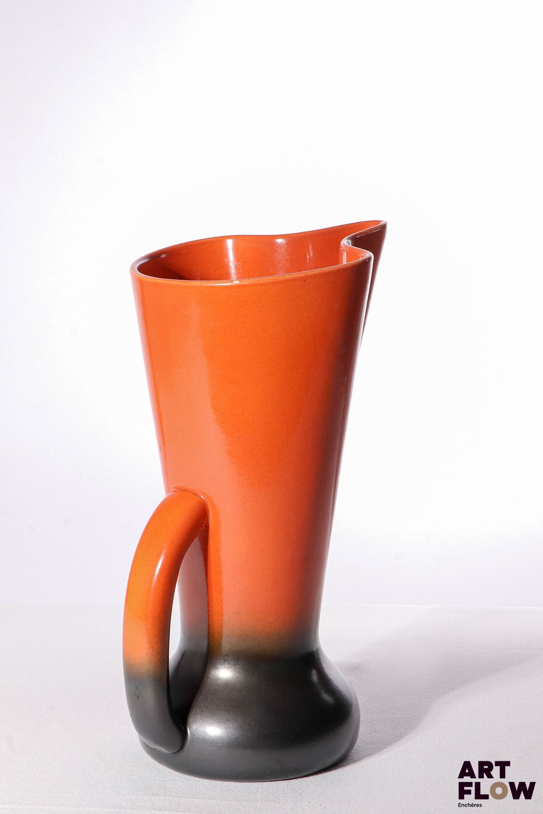 POL CHAMBOST (1906-1983) Pichet 1041 en faience émaillée à couverte bicolore. Incisé au revers "1041, PC, Made in France" 30 x 15 x 20 cm env. Bibliographie : Philippe Chambost, "Pol Chambost, Sculpteur-Céramiste 1906-1983", Somogy Editions d'Art, Paris, 2006, modèle similaire p. 81