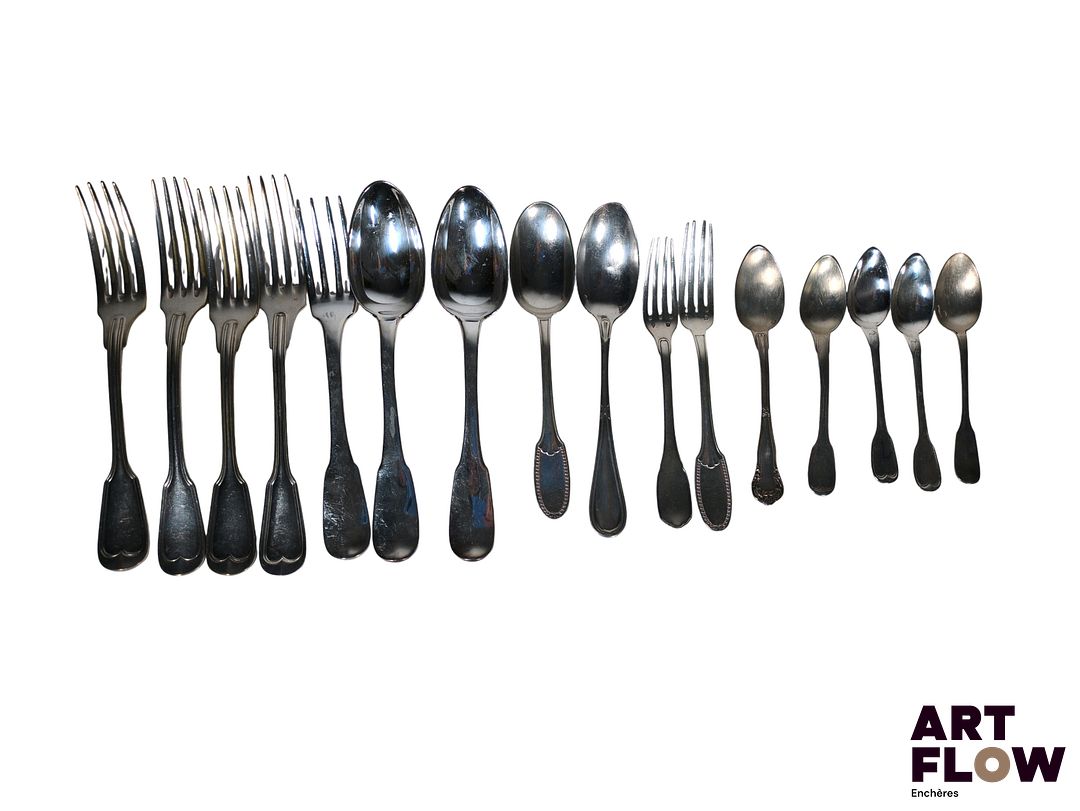 Partie de service dépareillé en argent à décor de filets, de perles et de rinceaux Comprenant onze pièces dont - Deux cuillères et une fourchette Dehanne en argent 950/1000 à poinçon à tête de vieillard - Une cuillère à dessert et deux cuillères à café en argent 925/1000 à poinçon Minerve - Une fourchette à dessert à dessert en argent 925/1000 à poinçon Minerve et poinçon d'orfèvre Olier et Caron - Une cuillère à dessert et une fourchette à dessert en argent 925/1000 à poinçon Minerve et poinçon d'orfèvre Louis Coignet - Deux cuillères à café en argent 800/1000 à poinçon Minerve à cadre rond et tonneau On y joint quatre fourchettes et une cuillère à dessert en métal argenté Poids net : 460,17 g