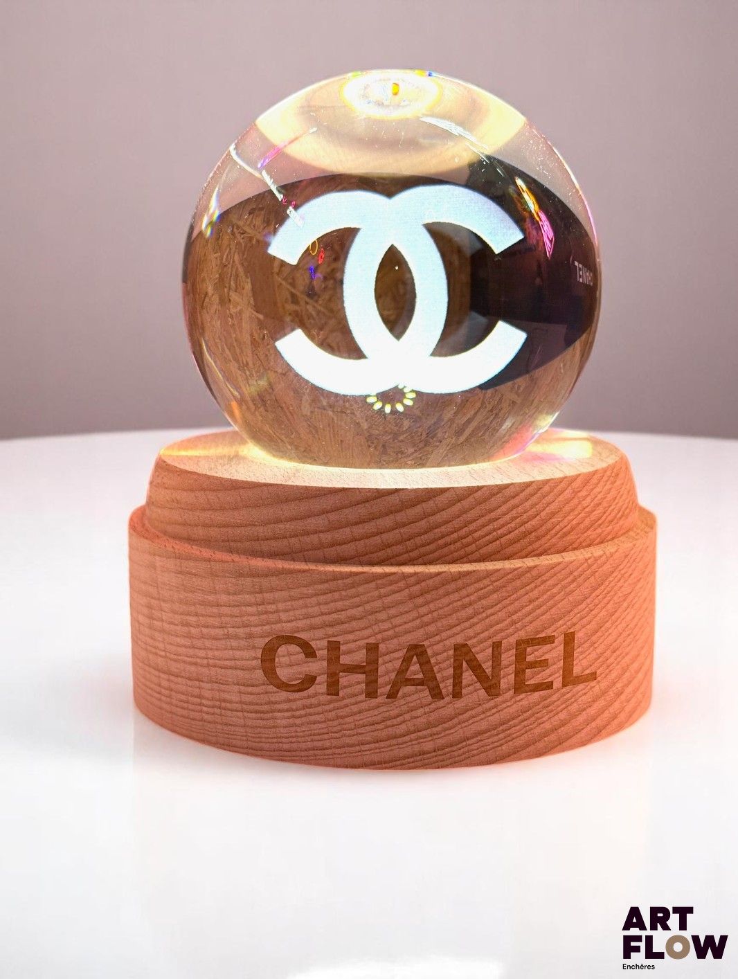 Chanel Boîte à musique lumineuse État proche du neuf 13 x 13 cm environ La lumière fonctionne sur batterie. Alimentation fournie - Expédition obligatoire.