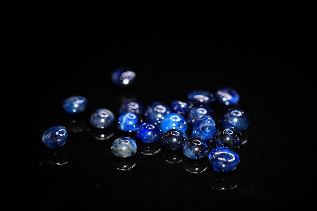 Vingt saphirs cabochons ronds. 5.96 cts. Diam. moy.: 3.7mm