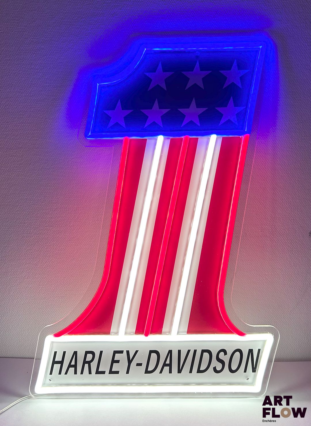 Enseigne lumineuse publicitaire sur plexiglas Harley Davidson. Dimensions : 51 x 33 cm Fonctionnelle - État général excellent. Fourni avec son alimentation murale.