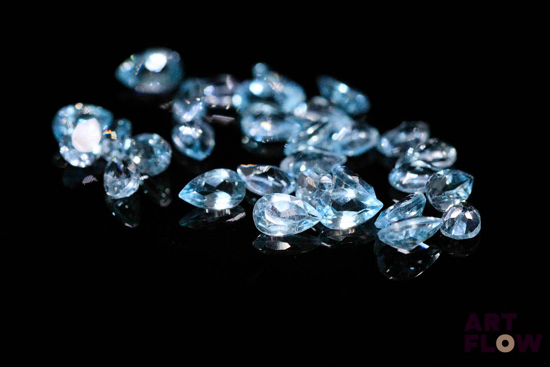 Trente topazes bleues poires. 7.57 cts. Dims. moy.: 5.0mm x 3.0mm