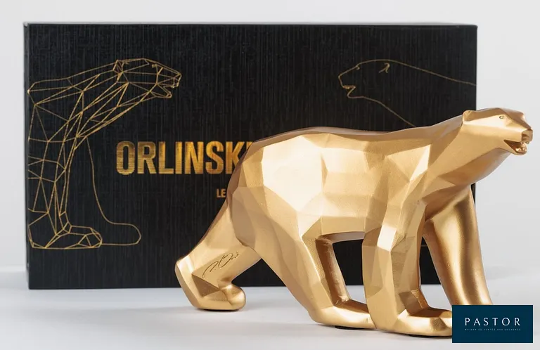 Richard Orlinski
L'ours Pompom x Orlinski (Or mat)

Sculpture en résine de Richard Orlinski, neuve et non déballée, dans sa boîte d'origine, avec certificat d'authenticité.
Signature gravée de Richard Orlinski et Pompon
Édition limitée, épuisée.

Dimensions : 23 x 12 x 4,5 cm
Poids : 1,9 kg (emballage compris)

Une face lisse, l'autre à facettes, cette réinterprétation audacieuse de l'ours iconique fusionne à la perfection tradition et modernité.


Expédition obligatoire, jusqu'à 5 Lithographies dans votre colis pour 14,76€ TTC en France Métropolitaine, et 29,64€ TTC pour l'Europe