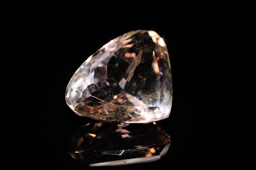 Amétrine pâle poire. Probablement Brésil, très belle couleur. 15.76 cts. 19.0mm x 15.5mm