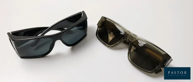 SAINT LAURENT. Lot composé de deux paires de lunettes de soleil comprenant un modèle "SL659003", coloris gris transparent, et un modèle "SL806001" en acétate noir. Parfait état, modèles pouvant présenter quelques micro-rayures, sans boîte - TVA Récupérable