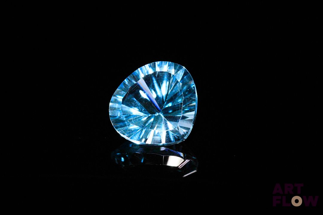 Topaze «swiss blue» poire. 6.72 cts. 12.5mm x 12.0mm