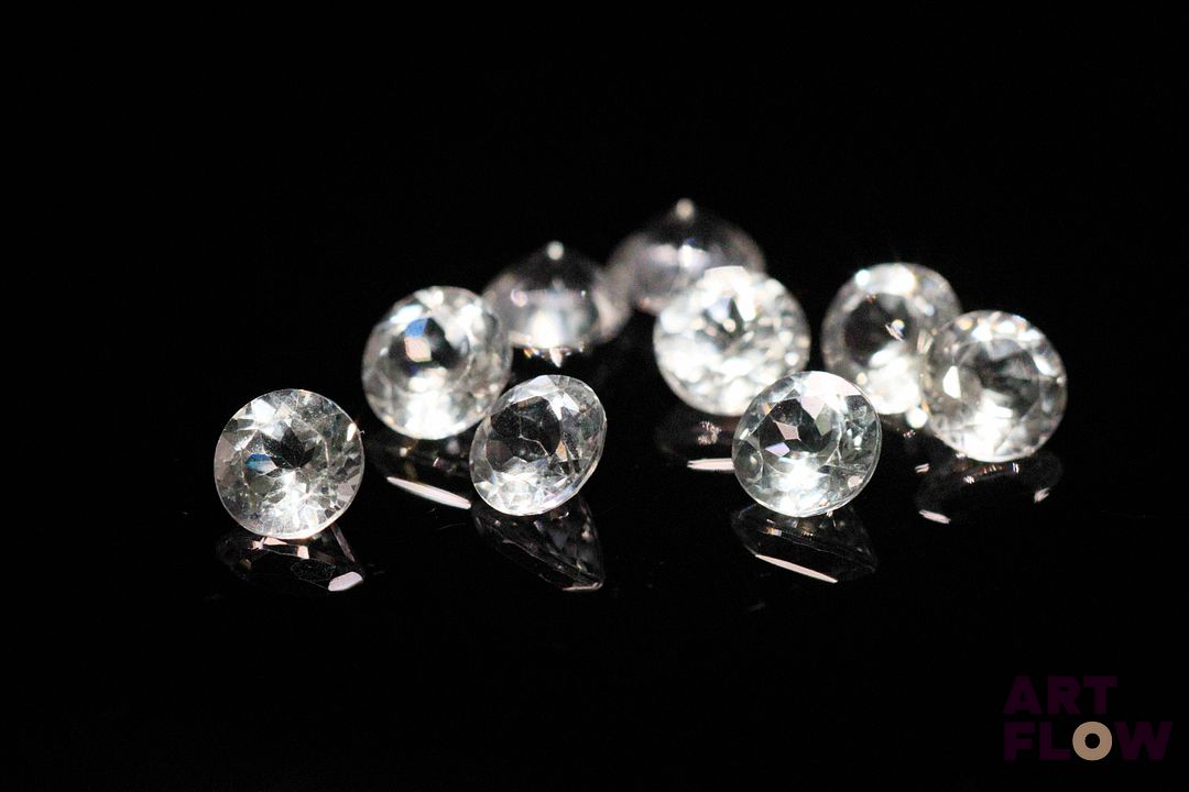 Neuf topazes incolores rondes. 5.25 cts. Diam. moy.: 5.0mm