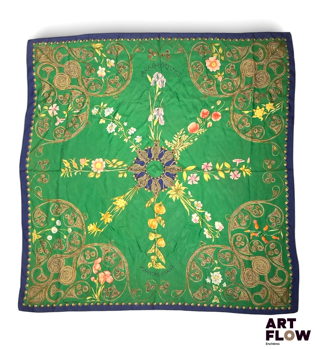 HERMÈS Modèle Arabesques d'après un dessin d'Henri d'Origny Carré en twill de soie dans les tons verts à fine bordure bleu 90 x 90 Tâches, froissé Dans une boîte
