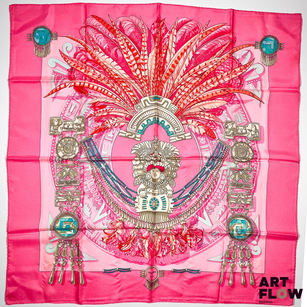 HERMES Modèle "Mexique" Carré en twill de soie dessiné par Caty Latham dans les tons roses. 90 x 90 cm Très bon état général malgré quelques légers défauts (petites tâches)