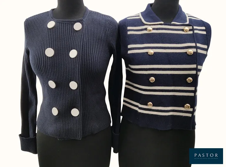 CLAUDIE PIERLOT. Lot composé d'un cardigan à rayures sans manches "Majacquie", T.0, et d'un gilet en maille côtelée bleu marine "Moyo", boutons en tissu satiné blanc, revers aux manches, T.XS. NEUFS avec étiquettes  - TVA Récupérable