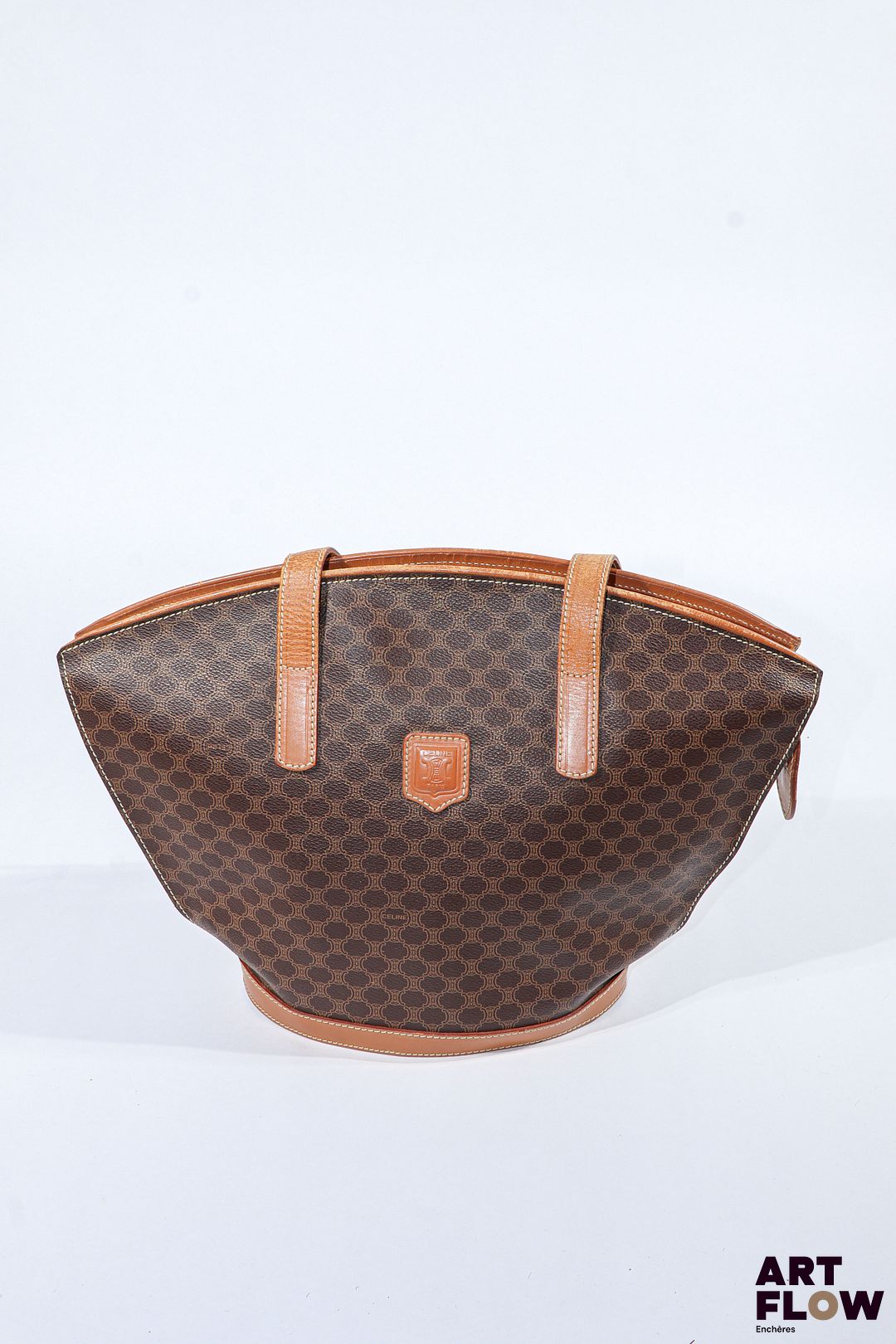 CELINE Sac à main en toile enduite monogrammée et cuir brun, bijouterie en métal doré, garniture intérieure en cuir brun Dimensions : 24 x 30 cm