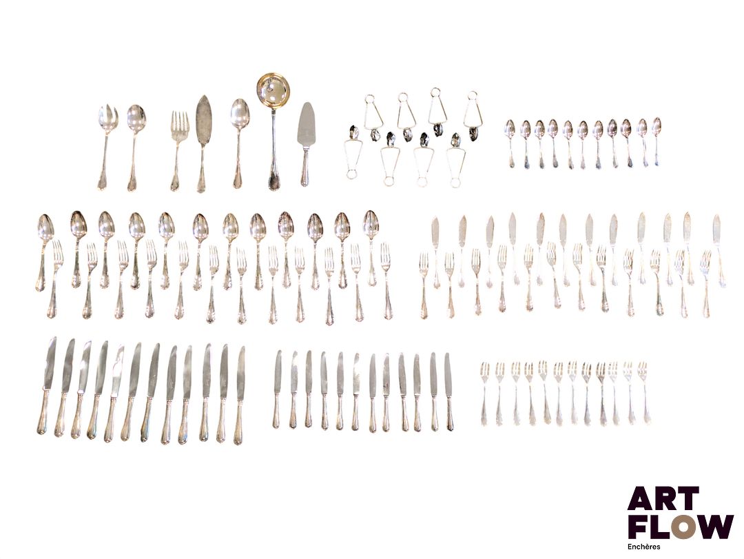 CHRISTOFLE Modèle Spatours Ménagère en métal argenté comprenant 111 pièces dont : - 12 couverts de table : 12 fourchettes et 12 cuillères - 12 grands couteaux - 12 couverts à poisson : 12 fourchettes et 12 couteaux - 12 couteaux à fromage - 12 fourchettes à dessert - 12 petites cuillères - 8 pinces à escargot - 1 couvert à salade : 1 cuillère et 1 fourchette - 1 couvert de service à poisson : 1 fourchette et une pelle - 1 couvert de service - 1 louche - 1 pelle à tarte On y joint 12 portes couteaux