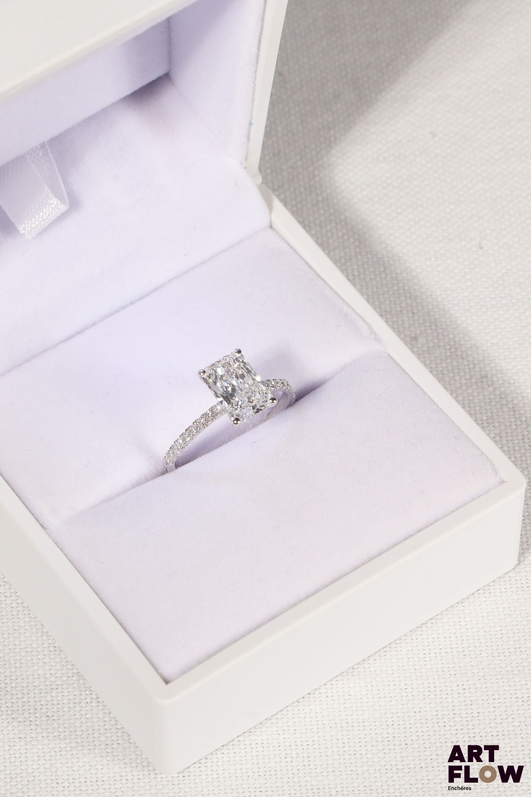 Bague en or blanc poinçon 18 carats sertie d'un diamant principal de 2,03 carats épaulé de diamants. Diamant principal de synthèse (labrat de 2,03 carats et total des diamants de 2,23 carats. Couleur : E Clarté : VVS2 TDD : 54 Poids : 2,28 g Certificat IGI