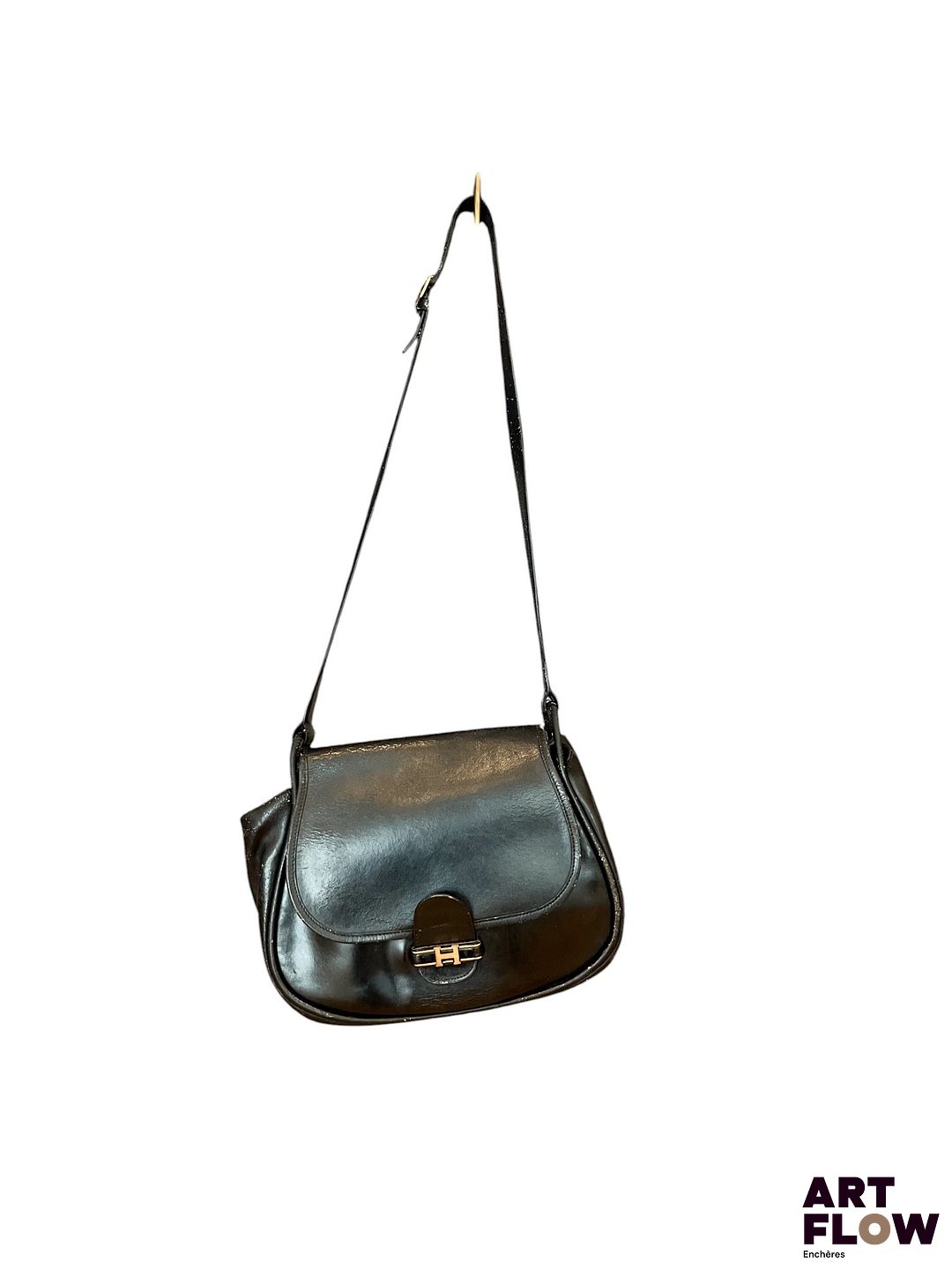 HERMÈS Sac besace à bandoulière en cuir lisse noir fermé par un rabat réhaussé du sigle de la maison Dimensions : 22 x 30 x 7 cm Usures : traces, taches, griffures, craquelures (voir photos)