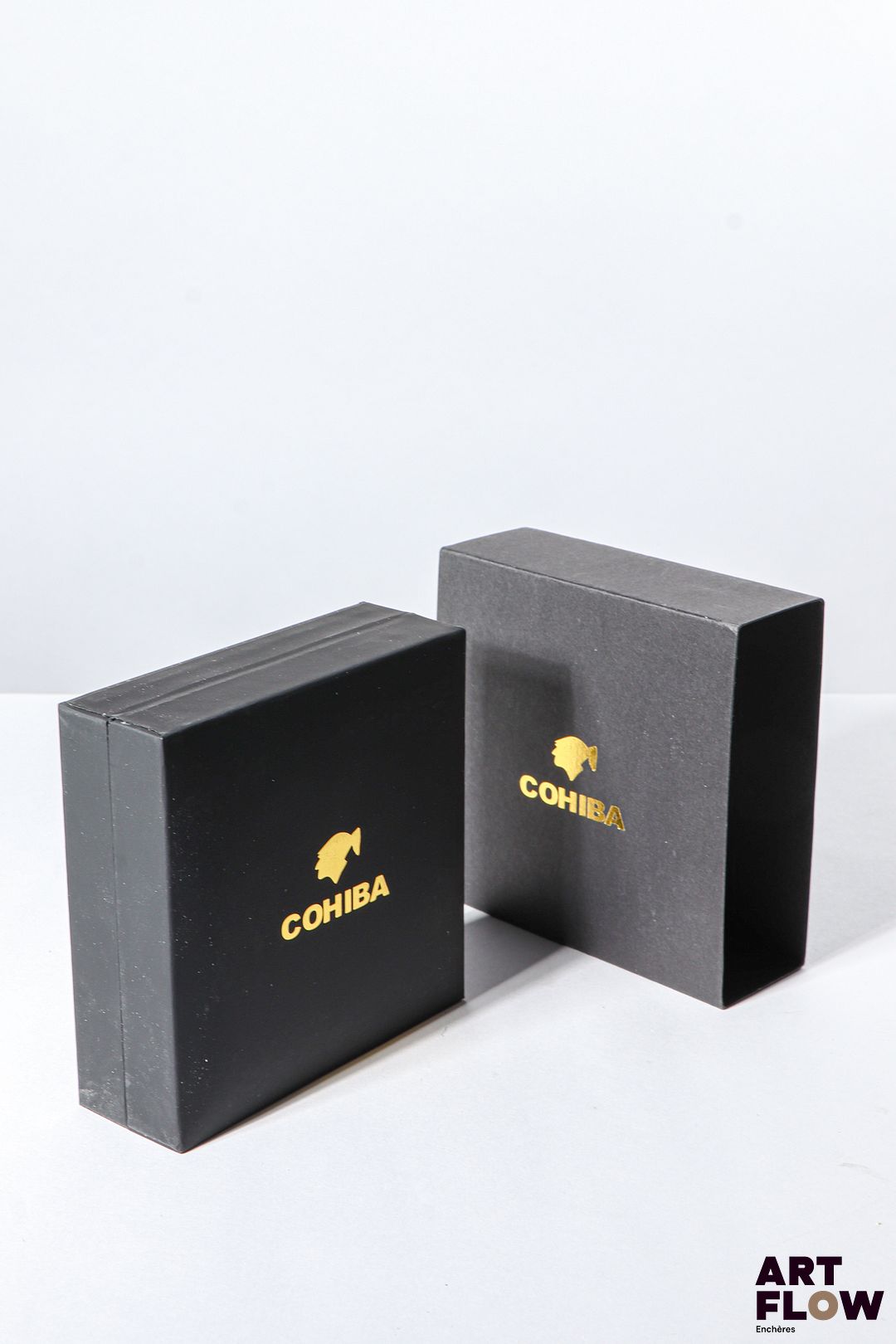 COHIBA Briquet en métal argenté laqué à décor géométrique noir et blanc Dim. 6,5 x 3,5 cm Dans son écrin Très bon état général