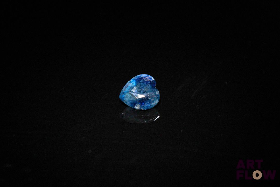 Saphir coeur. Inclusions. 0.86 ct. 6.0mm x 5.5mm