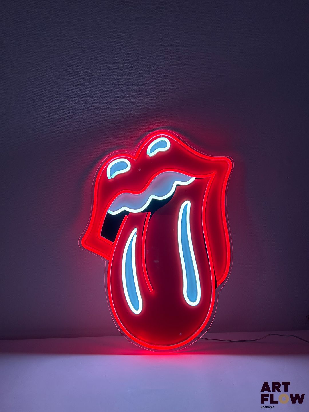 Enseigne lumineuse Rolling Stones - langue Dimensions : 60 x 48 cm Fonctionnelle