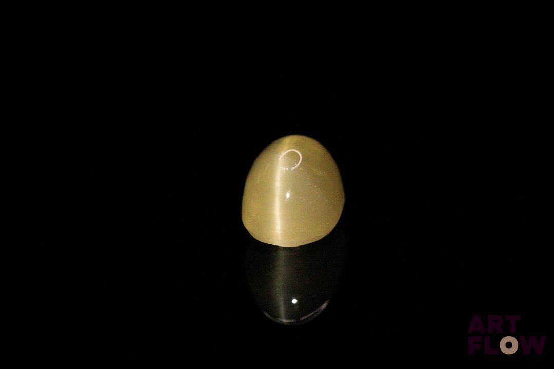 Apatite cabochon ovale. Inclusions, givres. 5.76 cts. 11.0mm x 8.0mm