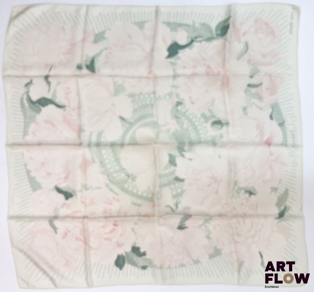HERMÈS Modèle "Les Pivoines" Carré en twill de soie d'après Christiane VAUZELLES 90 x 90 cm Usures, quelques taches