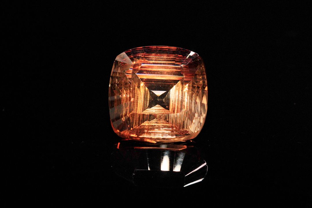 Topaze impériale coussin. Très belle couleur, belle clarté, beau lustre. 37.10 cts. 19.3mm x 19.2mm