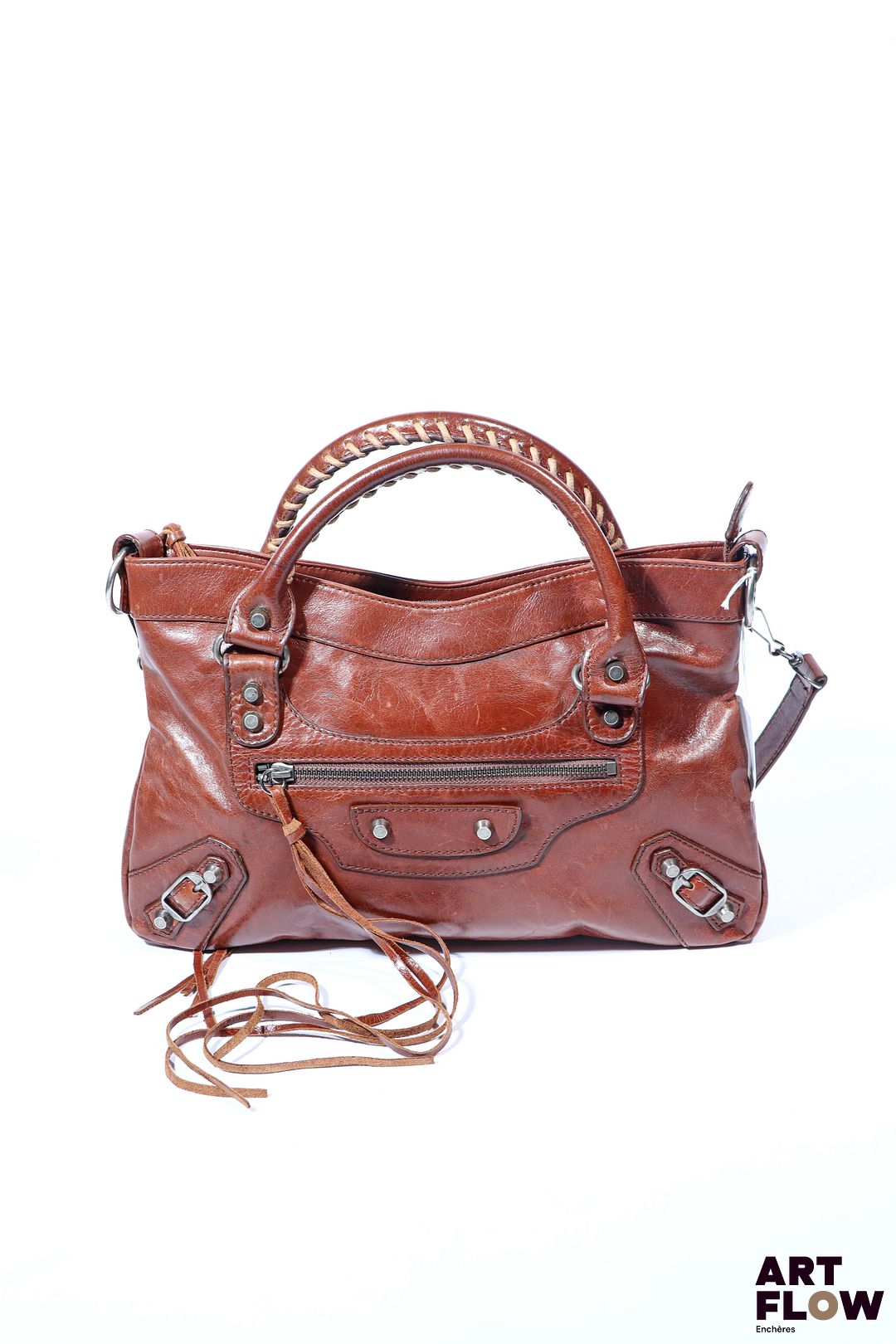 BALENCIAGA Sac à main modèle City en cuir marron Avec petite bandoulière. Zip Lampo. Intérieur en tissu avec une poche zippée. Avec un petit miroir de poche 36 x 22 x 5 cm Bon état général malgré quelques défauts (taches, petites marques sur le cuir, petites usures d'usage)