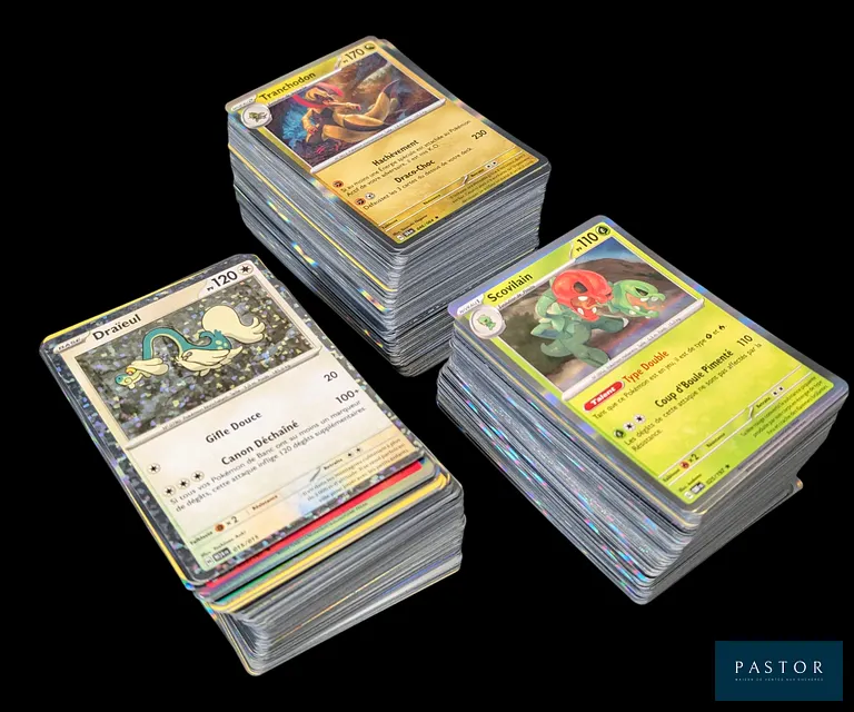 Ensemble de 500 cartes Pokémon - Holographiques et reverses.
Séries de blocs divers récents.
État global Near Mint, en français. - TVA Récupérable