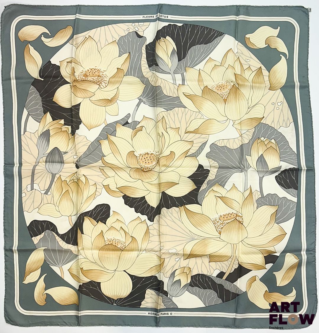 HERMÈS Modèle "Fleurs de Lotus " Carré en twill de soie d'après Christiane VAUZELLES 90 x 90 cm Usures conformes à l'âge de la pièce (taches, traces..)