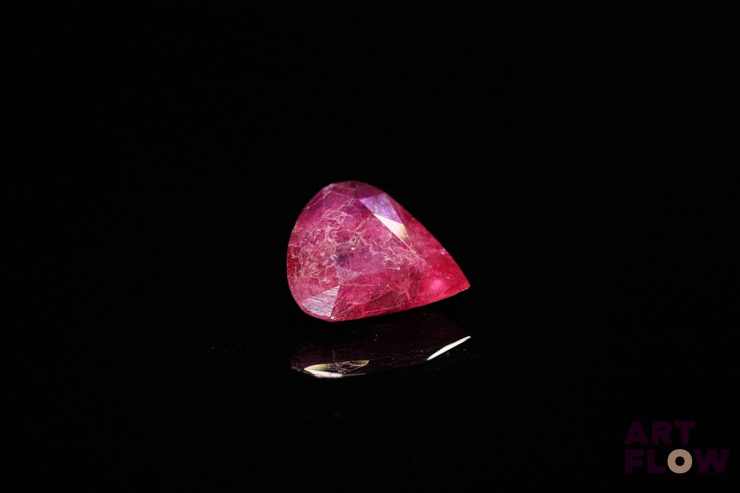 Rubis poire. 3.26 cts. 10.5mm x 9.5mm