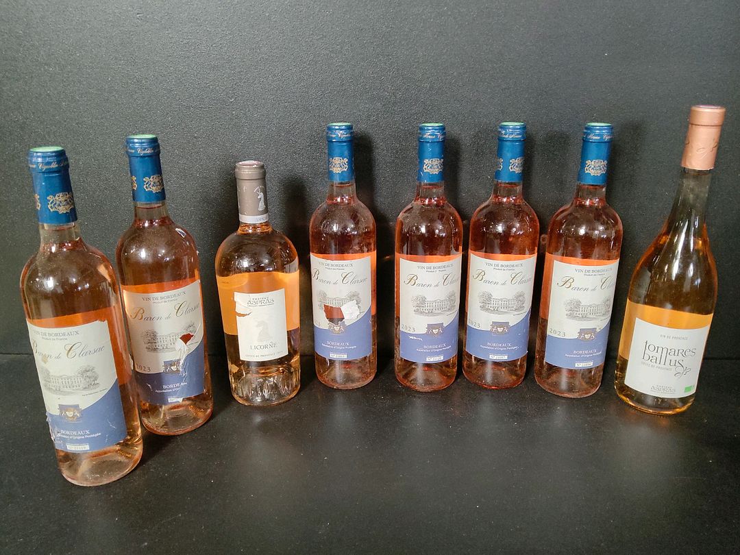 Lot de 8 bouteilles de vin rosé : 6 Baron de Clarsac Bordeaux Rosé, 1 Château Aspras Licorne, Château Aspras Tomares Ballus