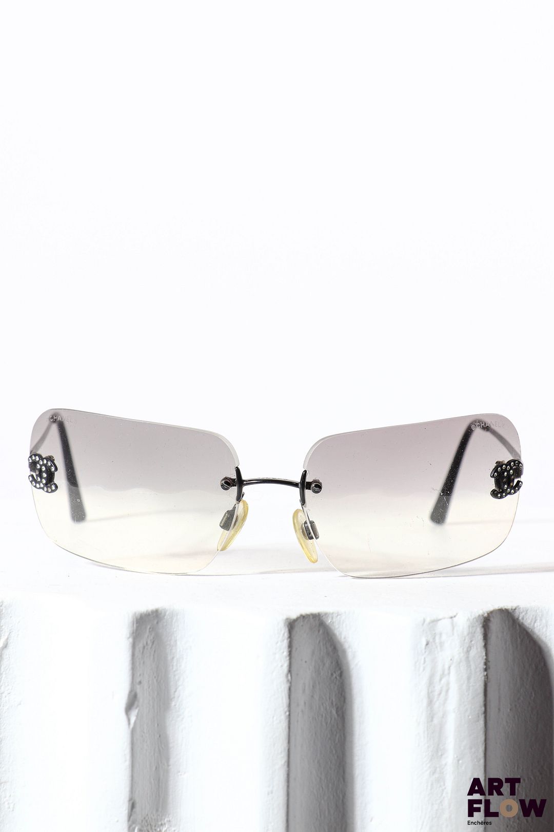 CHANEL Paire de lunettes Dans un étui Petites rayures
