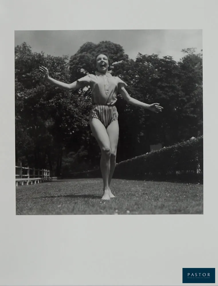 Dora MAAR (1907-1997)
Cri de joie

Tirage argentique original réalisé à partir du négatif original de 1935
Authentifié par le tampon de la Succession au verso (voir photo)
Edition limitée à 5 exemplaires (ici le rare et recherché numéro 1)
Sur papier baryté 40 x 30 cm
Tirage réalisé sous contrôle des ayants droit

PROVENANCE : Vente du fonds photographique de Dora Maar, Artcurial 2022

INFORMATION : Cette photographie a été prise pour un reportage sur la gymnastique pour le magazine "Rester jeune".

Excellent état


Expédition obligatoire, jusqu'à 5 Lithographies dans votre colis pour 14,76€ TTC en France Métropolitaine, et 29,64€ TTC pour l'Europe