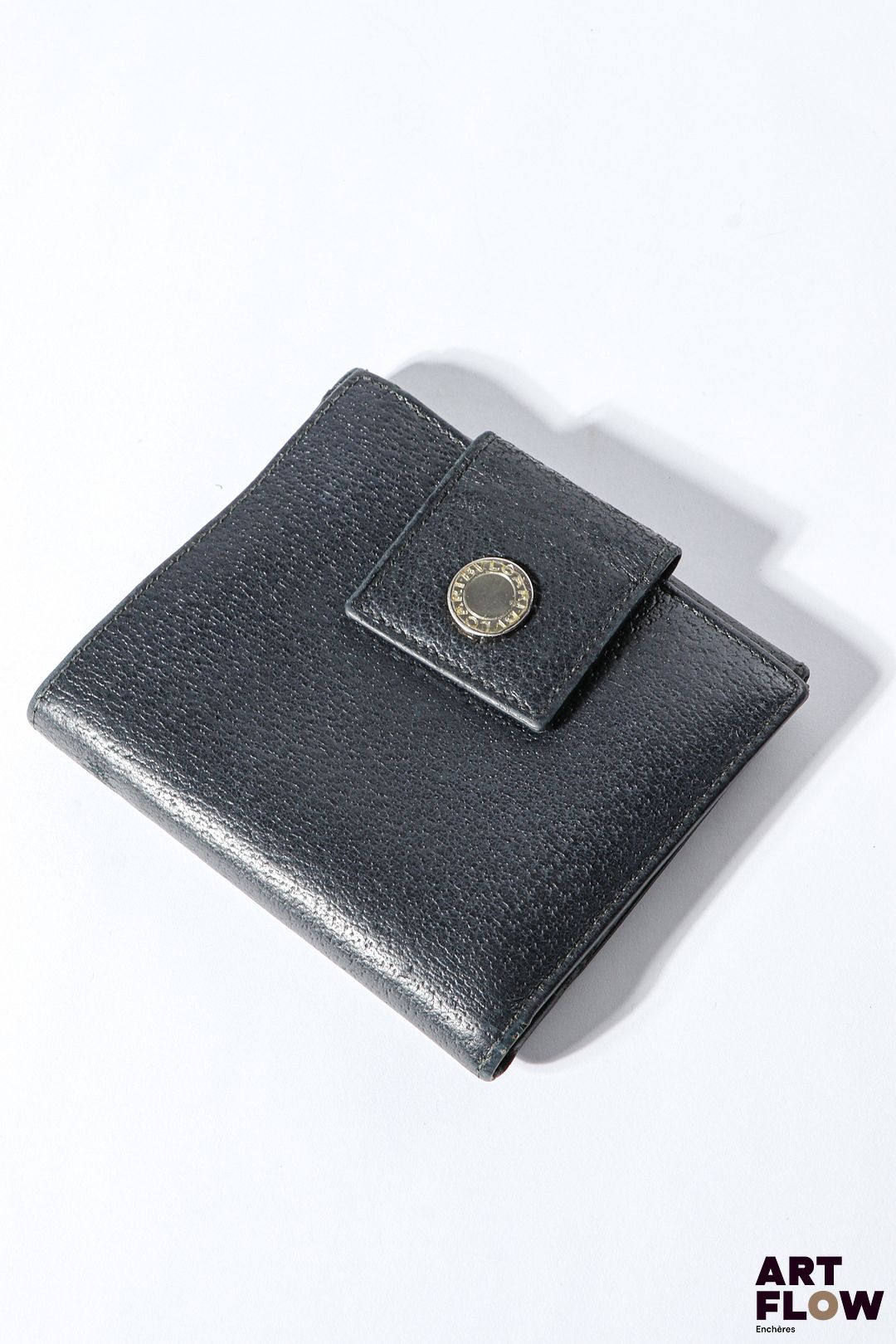 BULGARI Porte feuille en cuir noir, bijouterie en métal argenté, fermoir à pression sous rabat. Dimensions : 10 x 11 cm Bon état général (quelques marques d'usage)