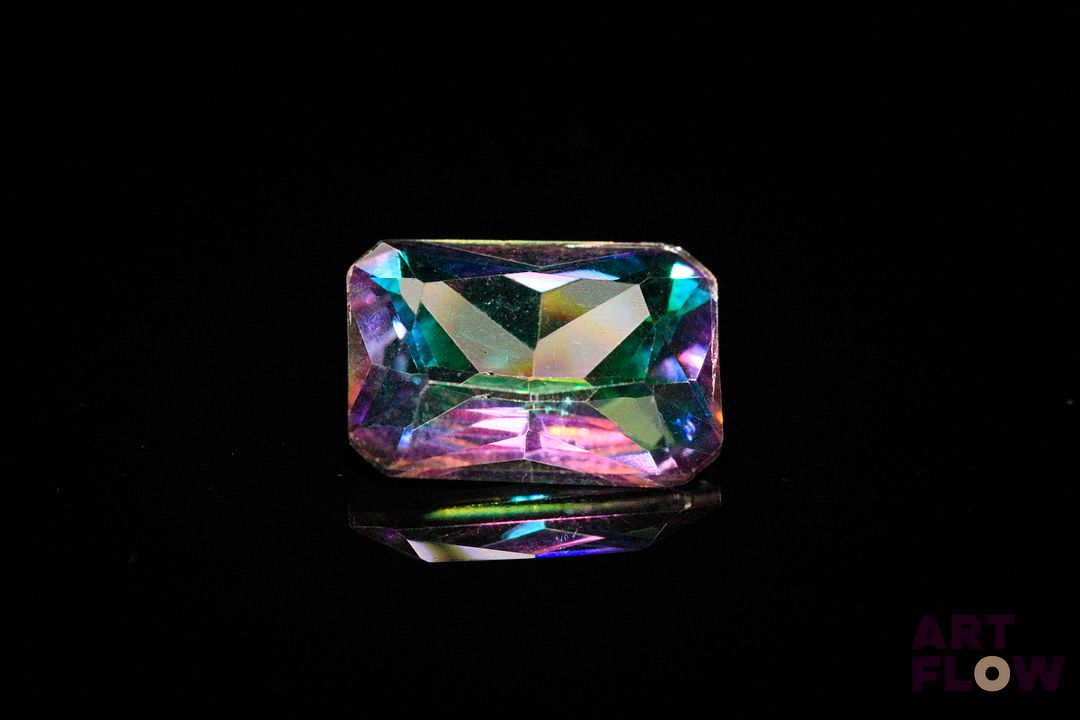 Topaze «Mystique» rectangulaire. Traitement de surface. 4.58 cts. 14.0mm x 10.0mm