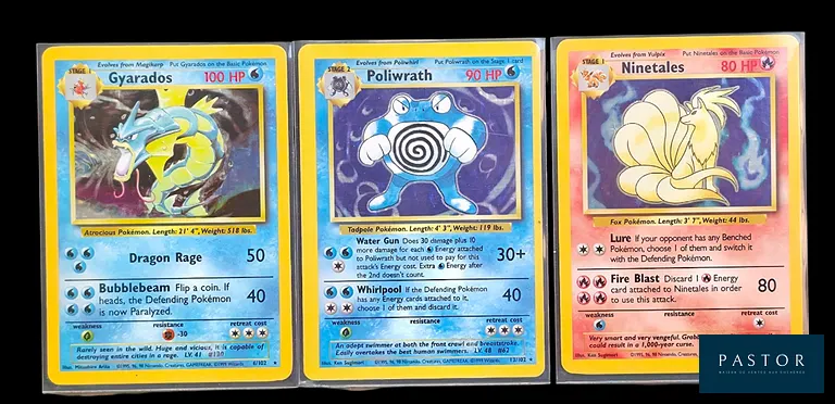 Réunion de 3 cartes Pokémon - Holographiques. 
Série du bloc Wizards : Set de Base.
- Gyarados (Léviator) 6/102
- Poliwrath (Tartard) 13/102
- Ninetales (Feunard) 12/102
Cartes en état global Très bon, en anglais.